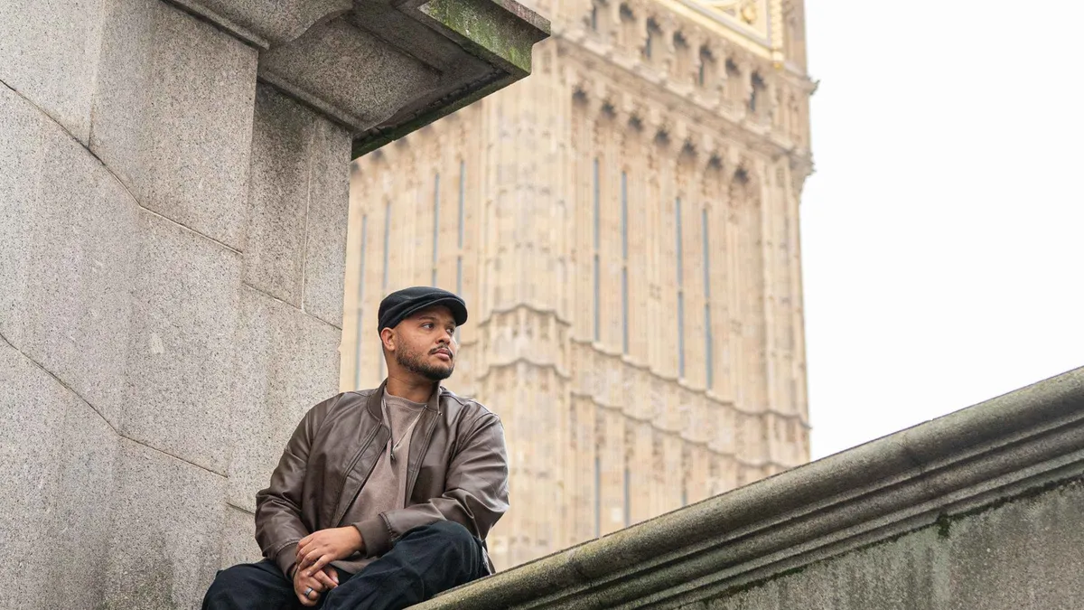 Traveller photographed in front of pastel terraced houses in Notting Hill during a London photoshoot